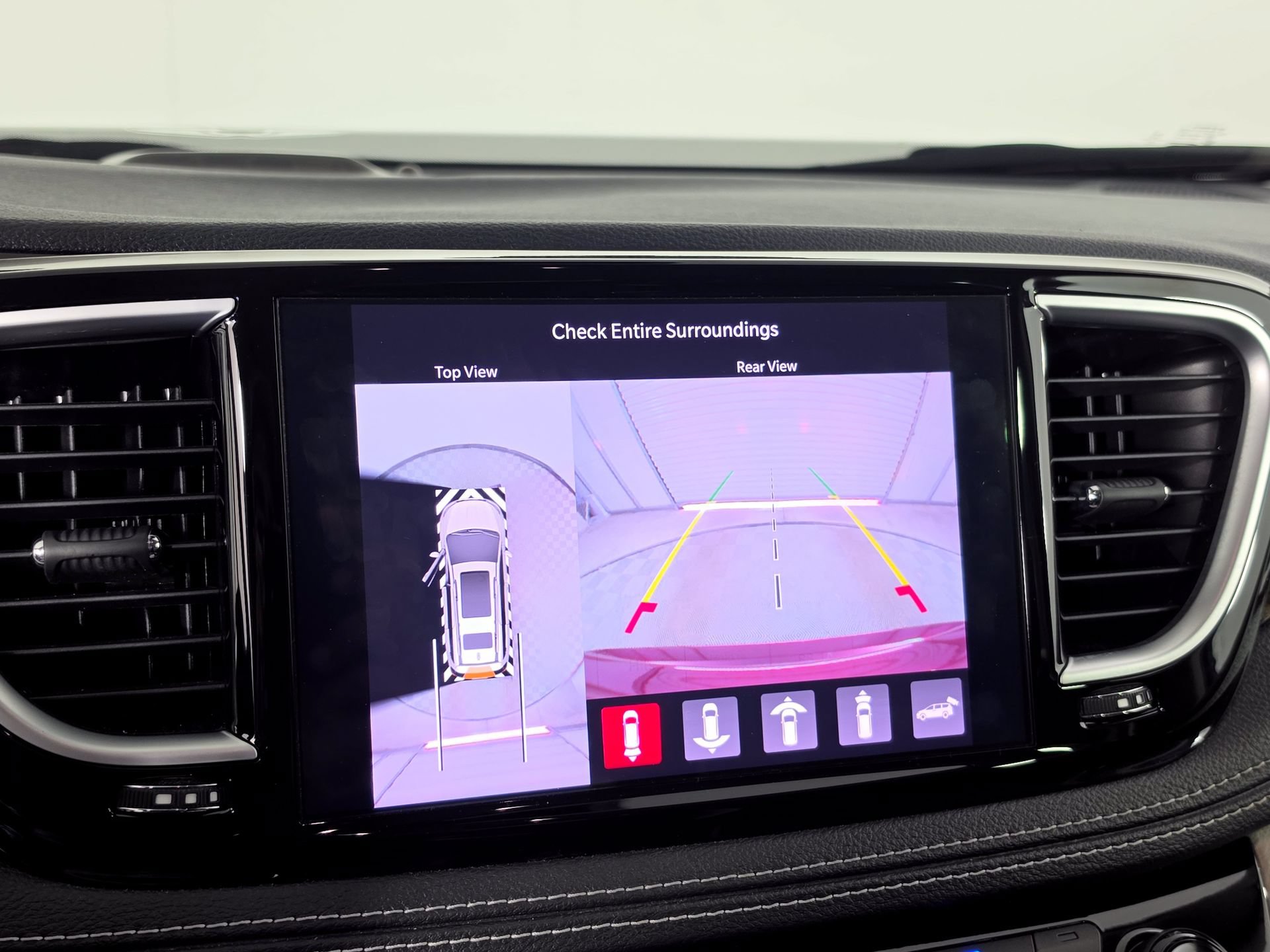 Used 2022 Chrysler Pacifica Limited w/ Uconnect Theater Family Group FWD image 29