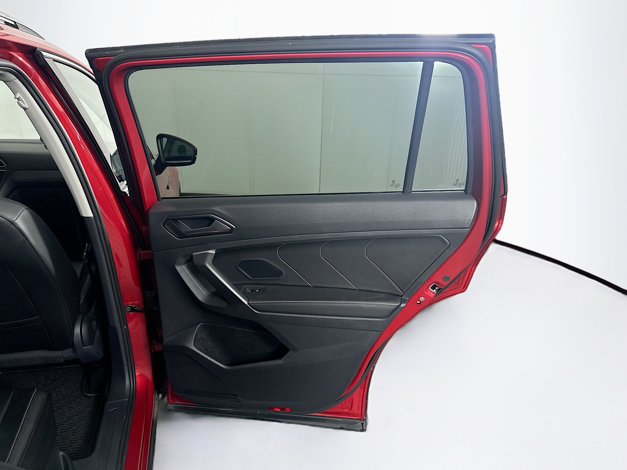 Used 2024 Volkswagen Tiguan SE w/ Panoramic Sunroof Package AWD/4WD image 30