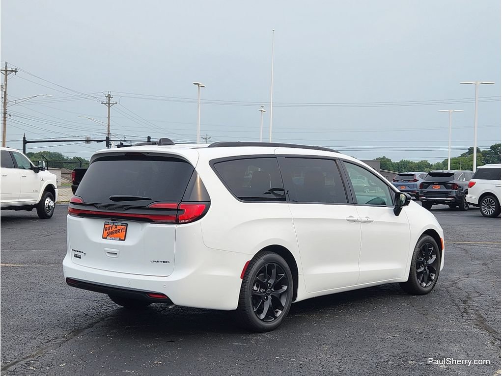 New 2027 Chrysler Pacifica Limited FWD image 10