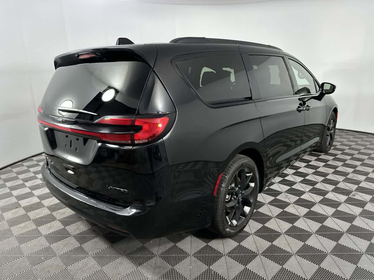 Used 2025 Chrysler Pacifica Limited FWD image 18