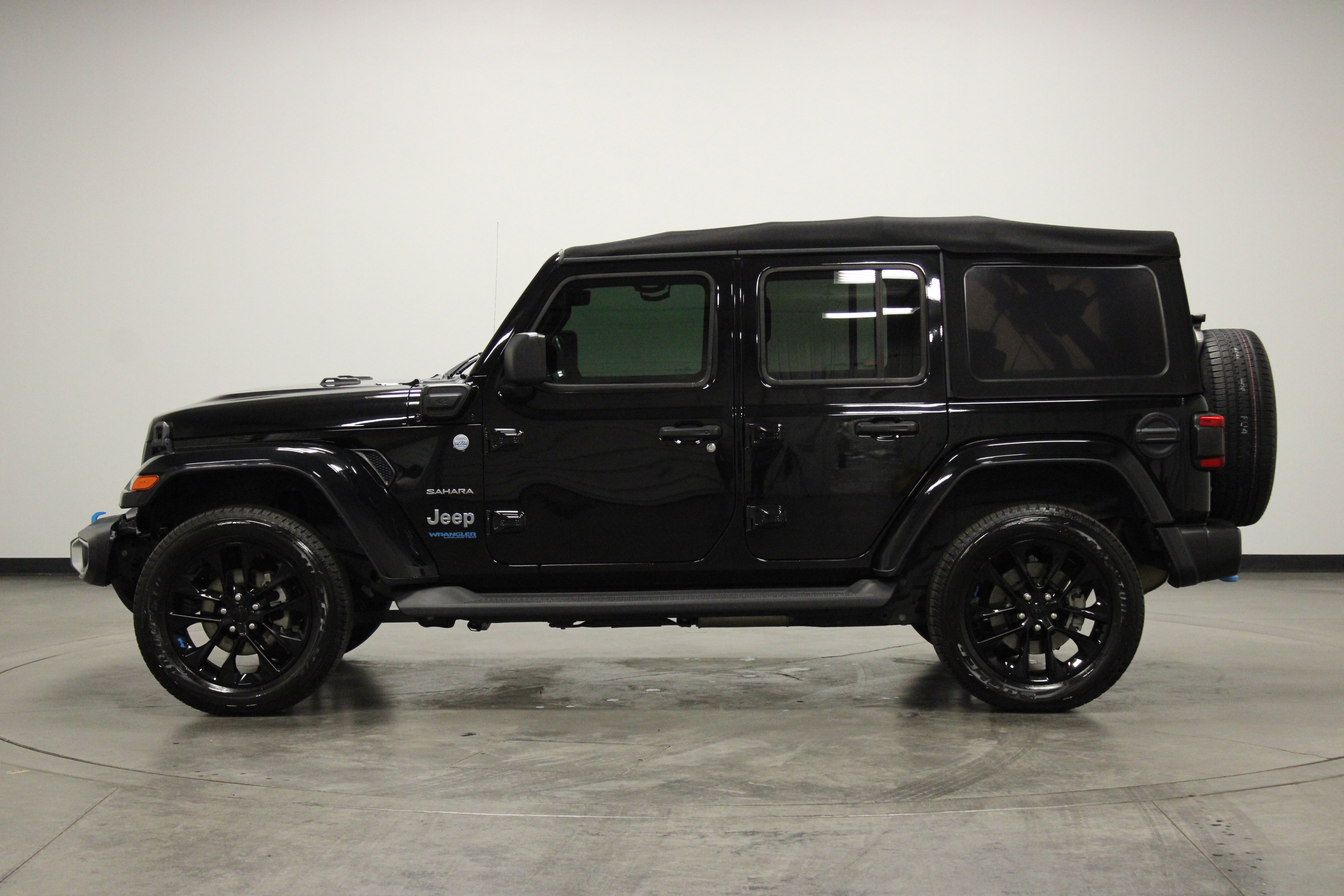 Used 2022 Jeep Wrangler Unlimited Sahara w/ Cold Weather Group image 5