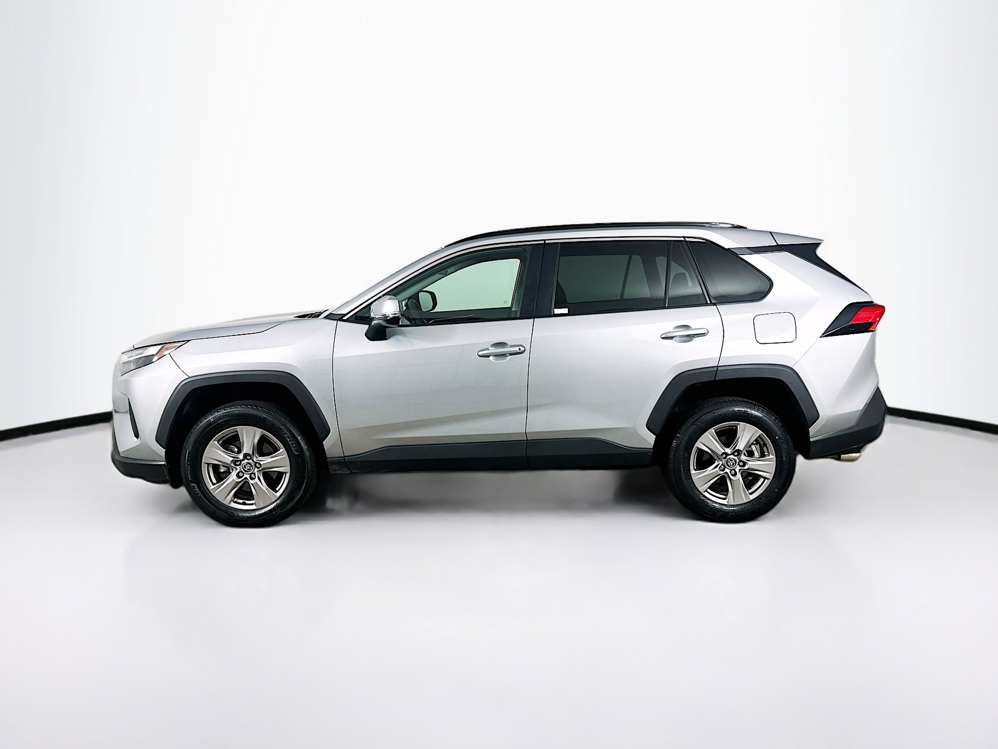Used 2025 Toyota RAV4 XLE FWD image 4