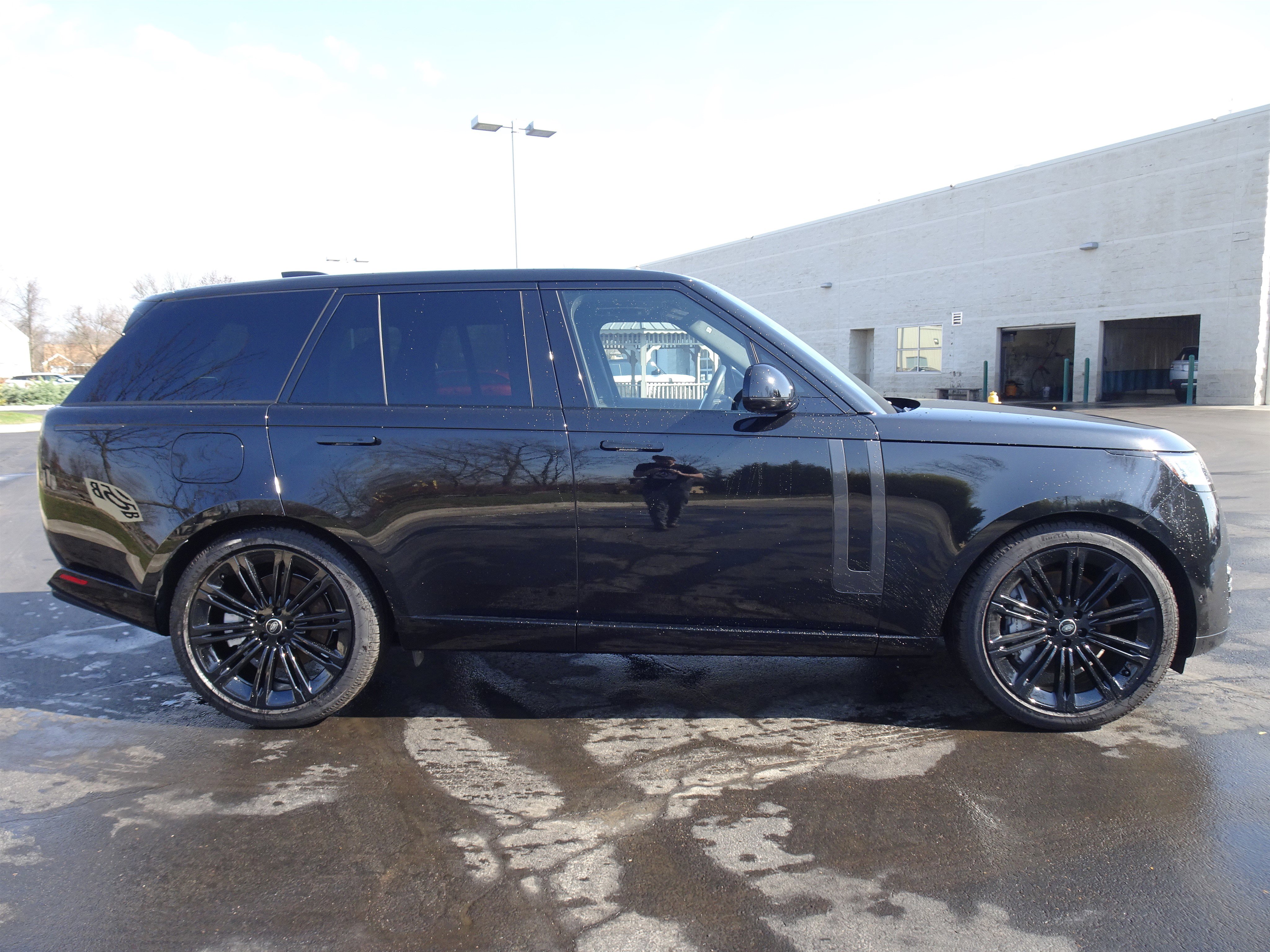 Certified 2025 Land Rover Range Rover SE image 10