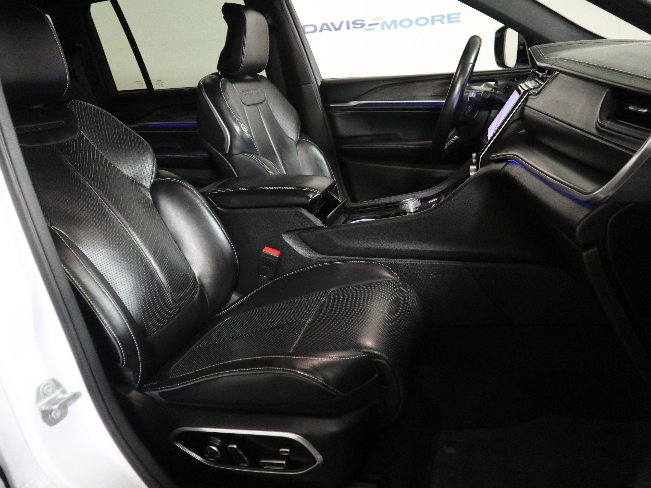 Used 2022 Jeep Grand Cherokee Overland w/ Luxury Tech Group IV image 19