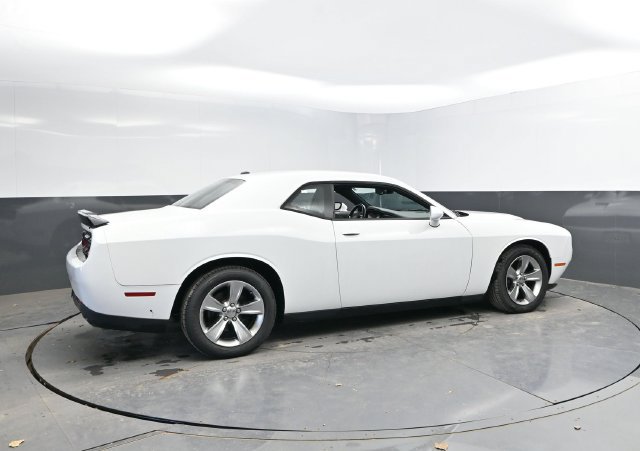 Used 2015 Dodge Challenger SXT RWD image 2