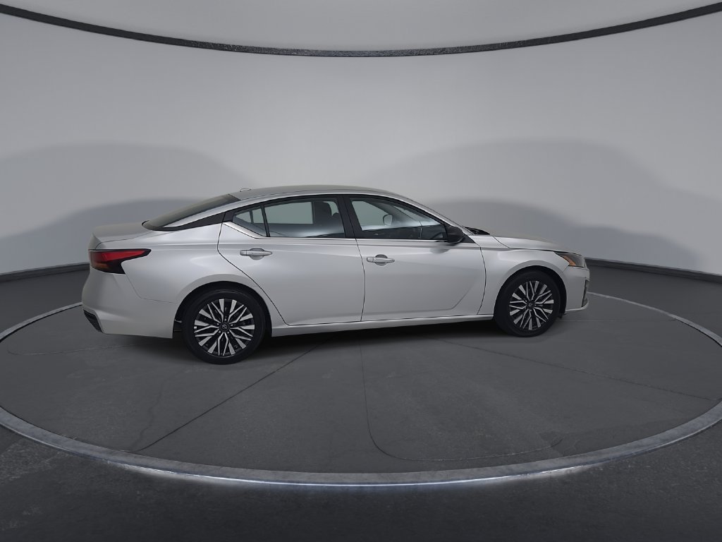 Used 2025 Nissan Altima 2.5 SV FWD image 18