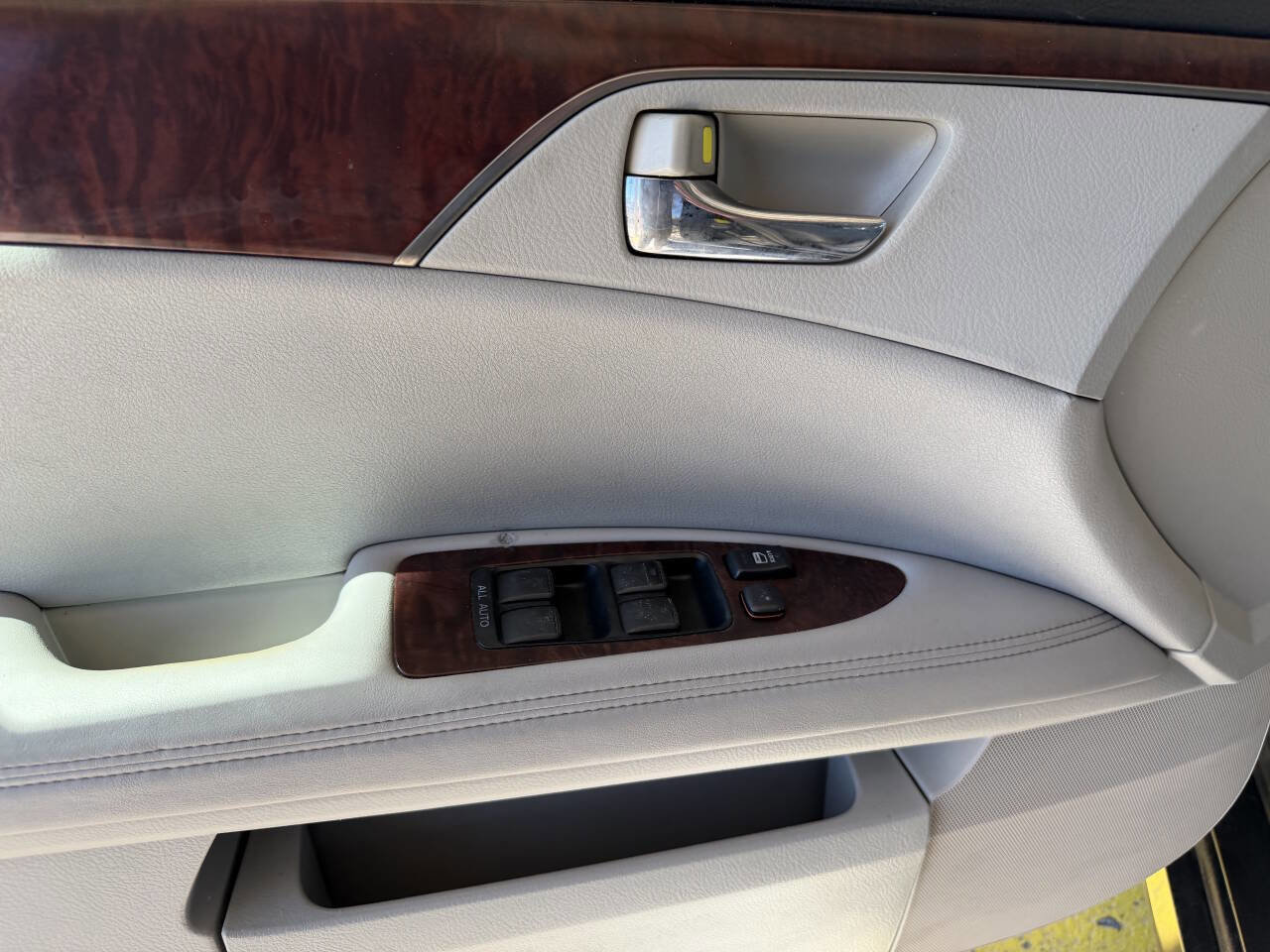 Used 2011 Toyota Avalon Limited FWD image 23
