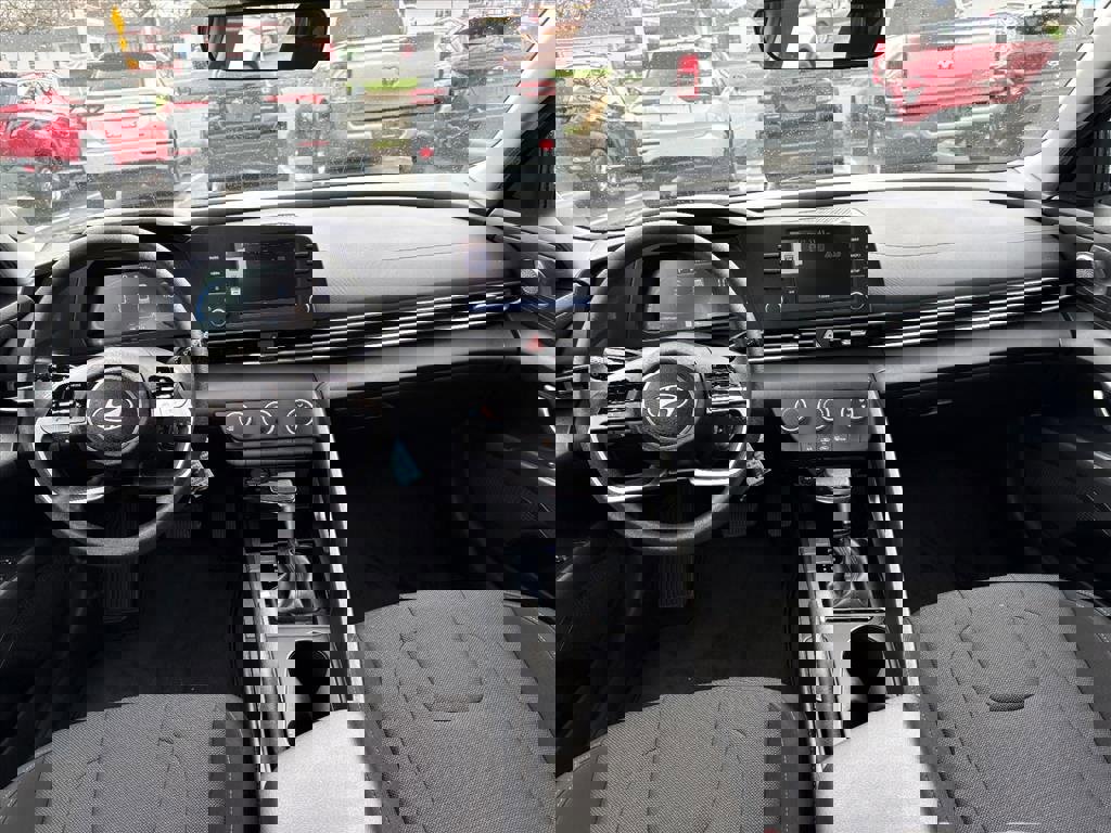 Certified 2025 Hyundai Elantra SE image 7