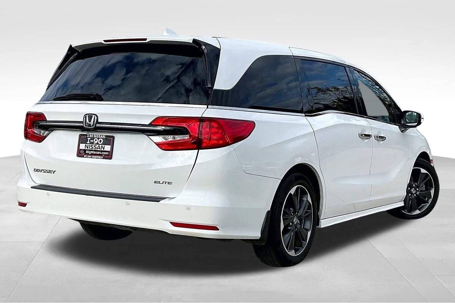 Used 2023 Honda Odyssey Elite image 2