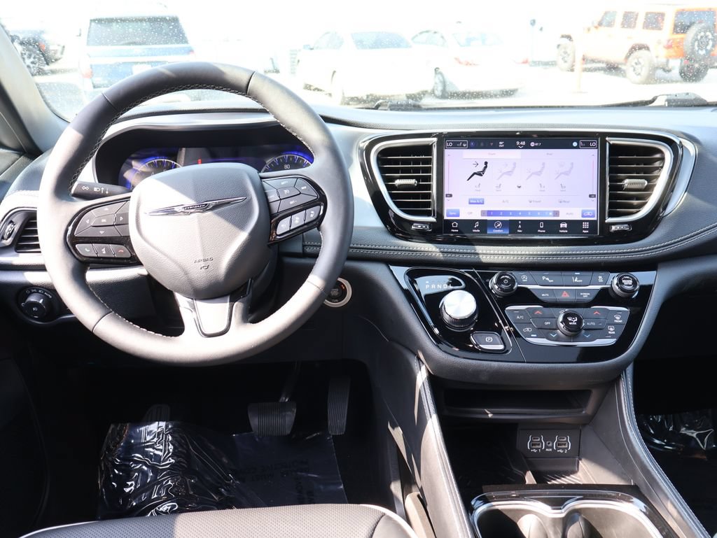 Used 2025 Chrysler Pacifica Limited FWD image 18