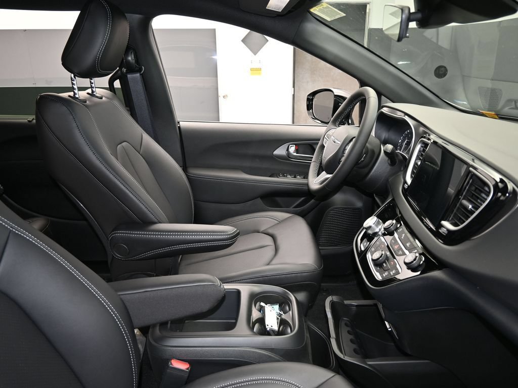 New 2026 Chrysler Voyager LX FWD image 41