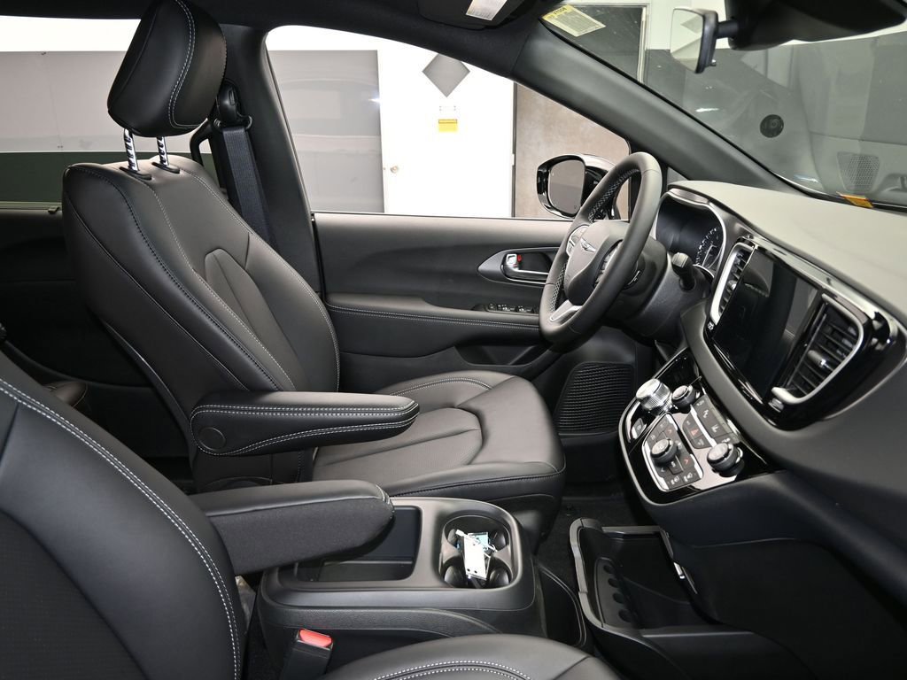 New 2026 Chrysler Voyager LX image 41