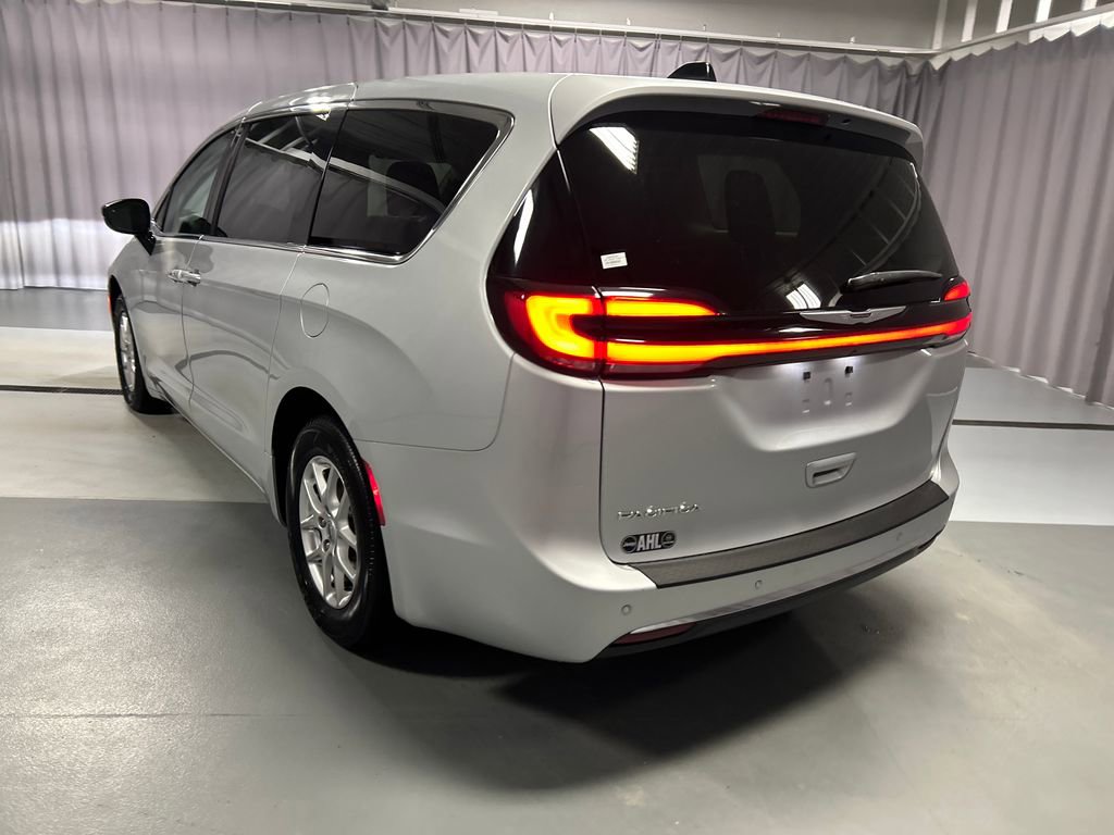 Used 2024 Chrysler Pacifica Touring-L FWD image 5