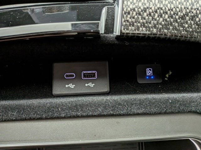 Used 2025 Cadillac Escalade V w/ LPO, ONYX Package image 7