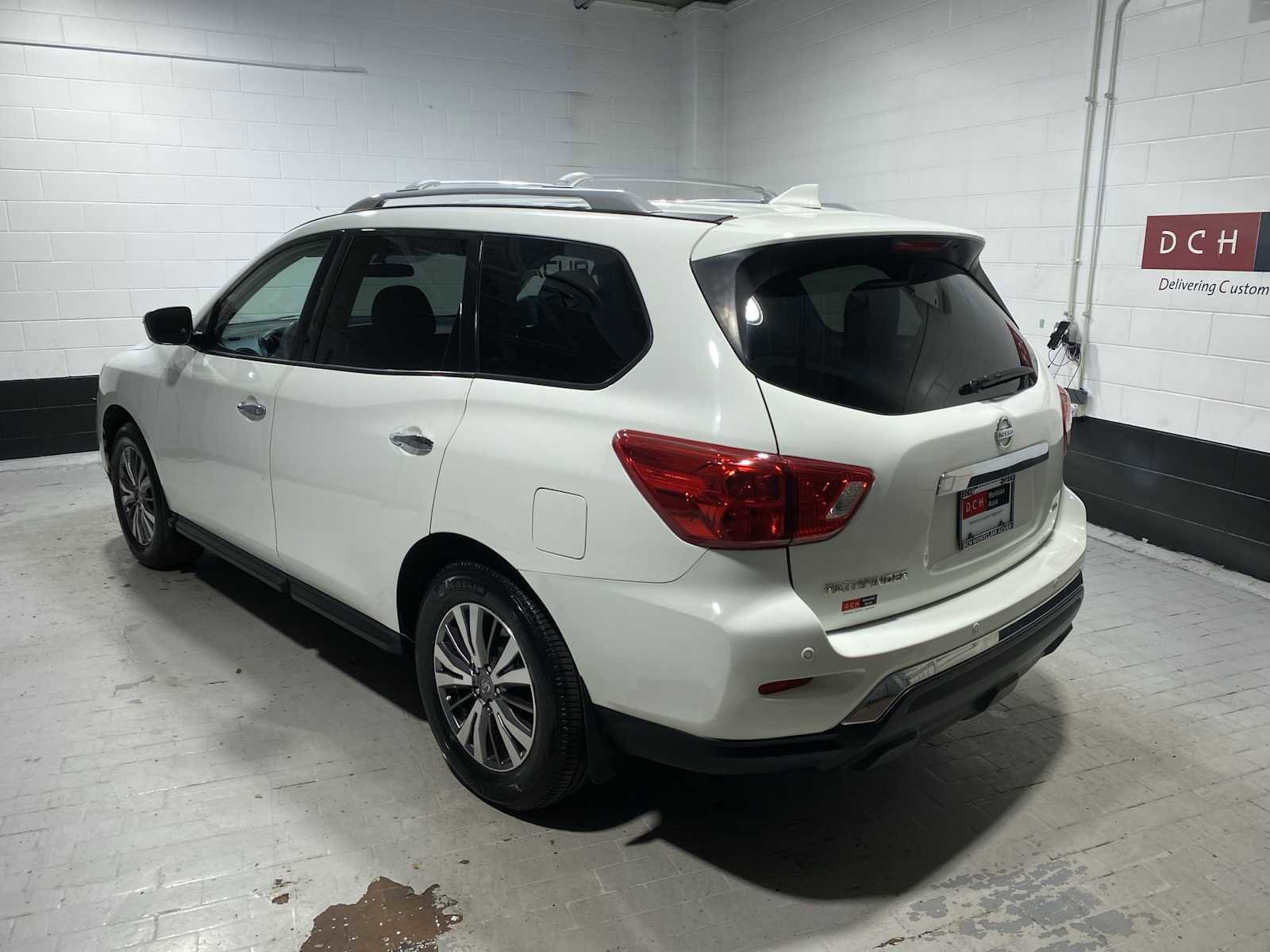 Used 2019 Nissan Pathfinder S AWD/4WD image 4