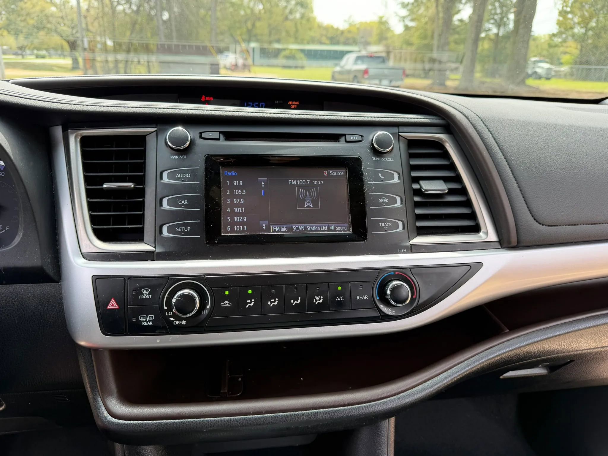 Used 2019 Toyota Highlander LE image 18