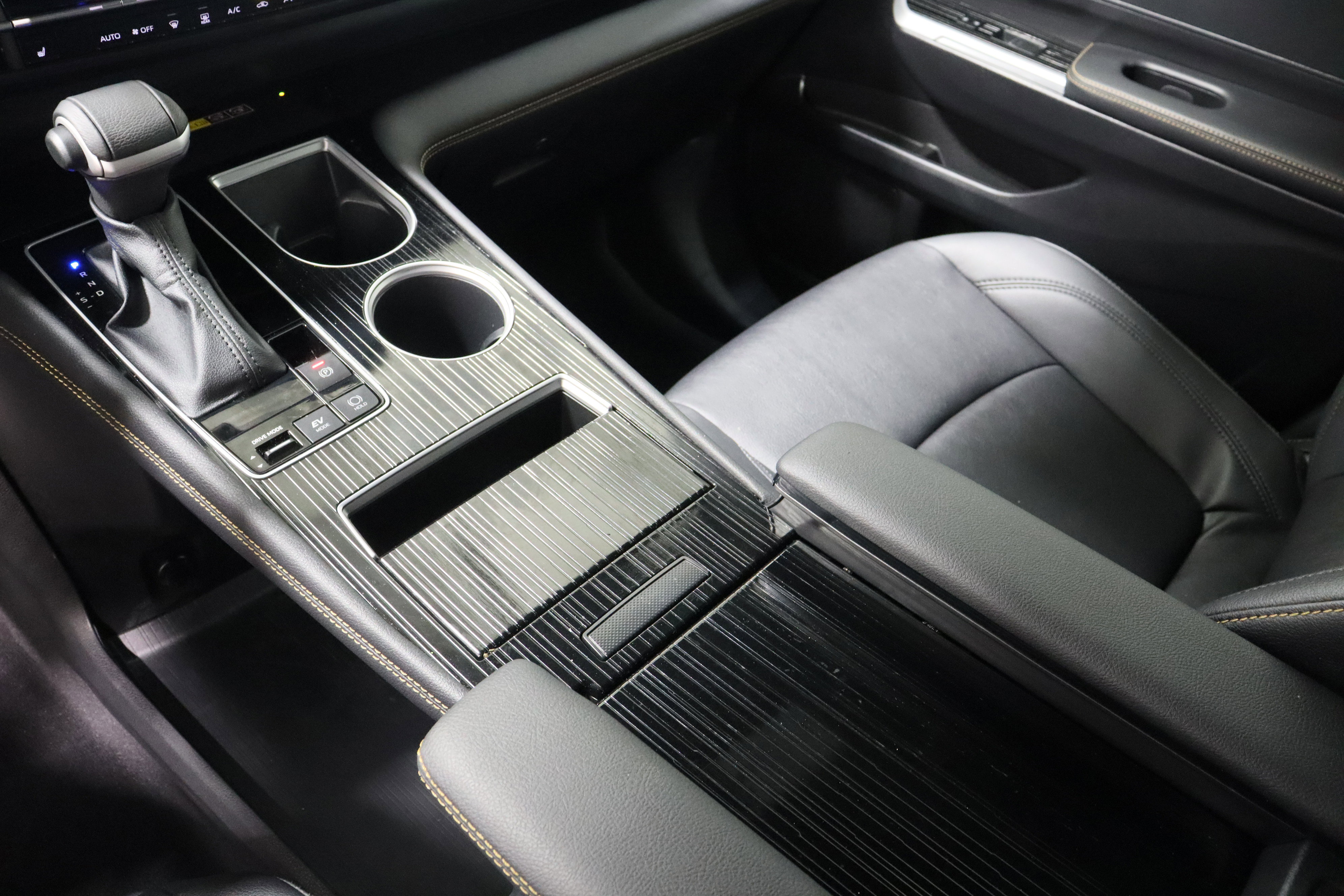 Used 2025 Toyota Sienna XLE Woodland Edition image 17