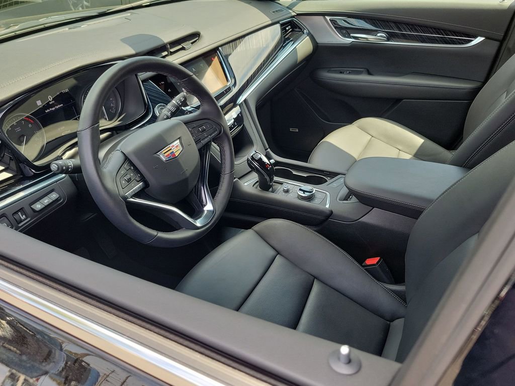 Used 2025 Cadillac XT6 Premium Luxury w/ Technology Package FWD image 10