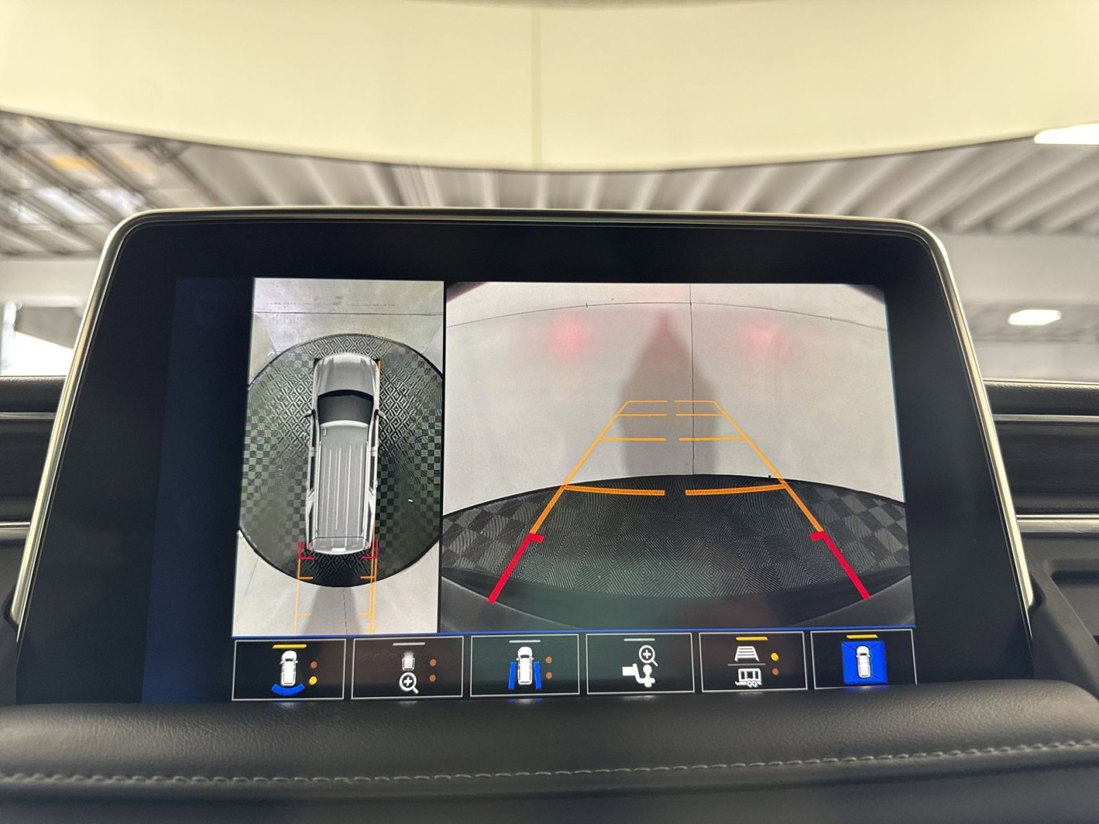 Used 2022 Chevrolet Tahoe Z71 w/ Luxury Package image 19