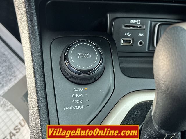 Used 2017 Jeep Cherokee Latitude w/ Comfort/Convenience Group AWD/4WD image 22