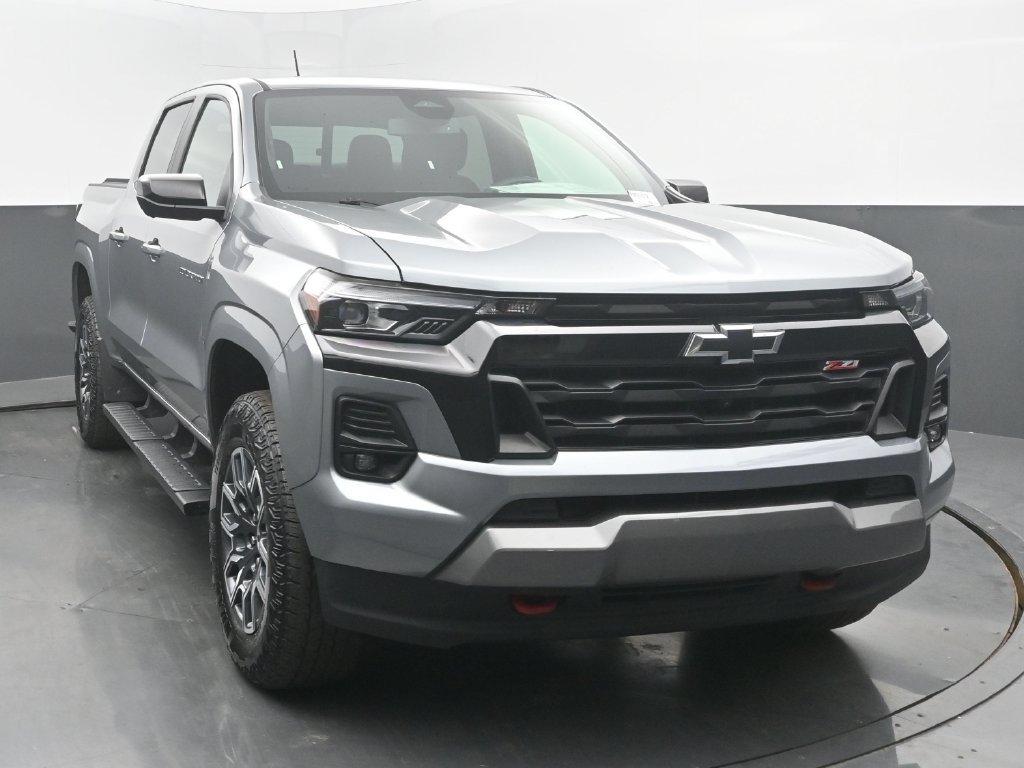 Used 2025 Chevrolet Colorado Z71 w/ Technology Package AWD/4WD image 9