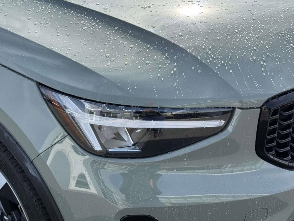 Certified 2023 Volvo XC40 B5 Plus w/ Climate Package image 7