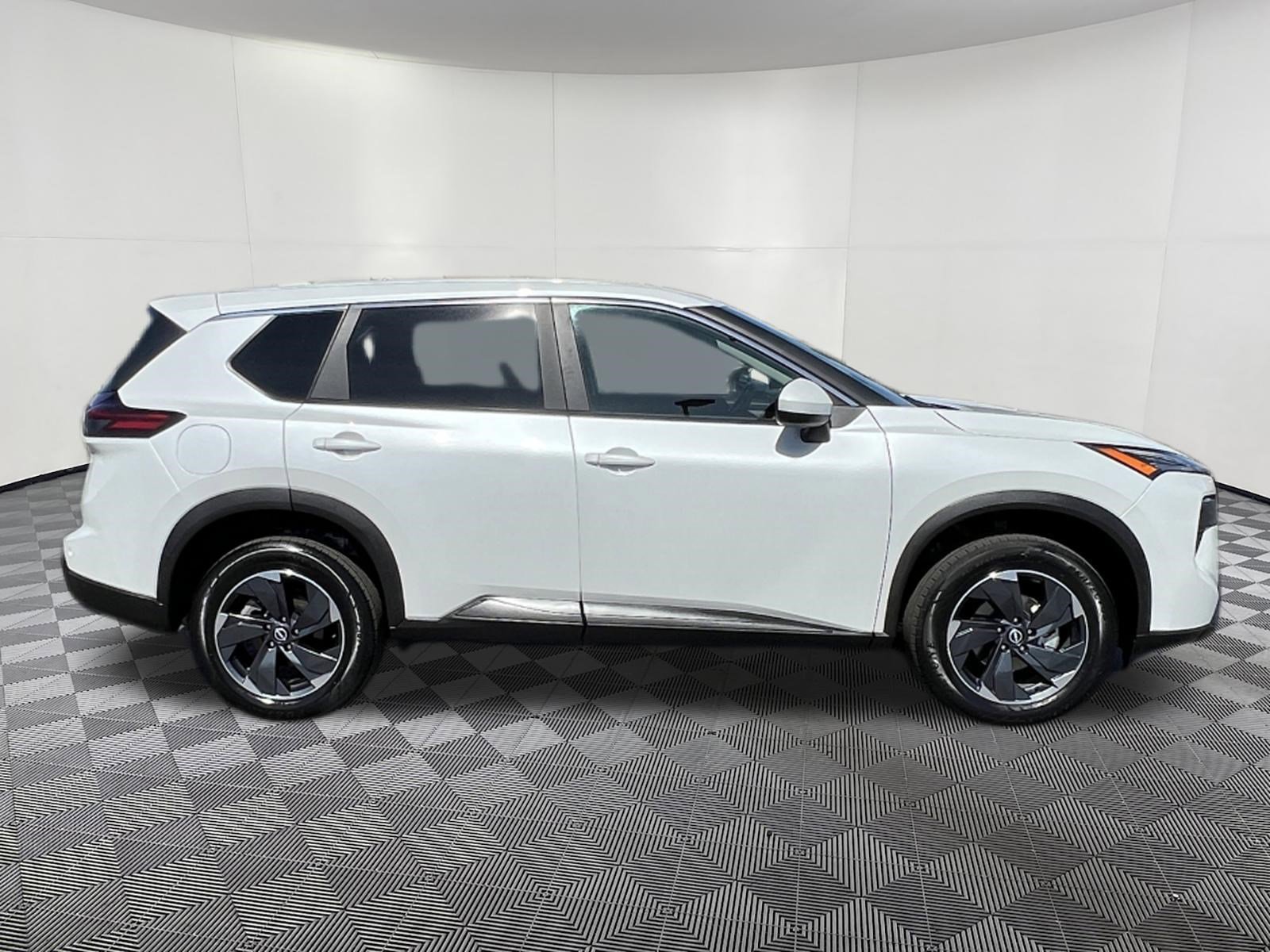 Used 2024 Nissan Rogue SV AWD/4WD image 7
