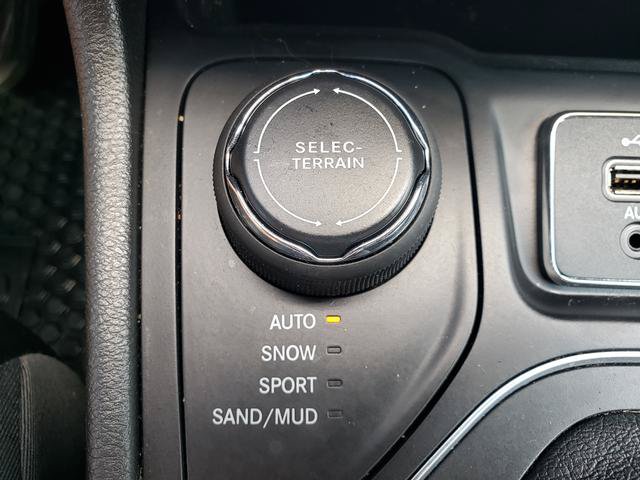 Used 2019 Jeep Cherokee Latitude Plus w/ Cold Weather Group AWD/4WD image 21
