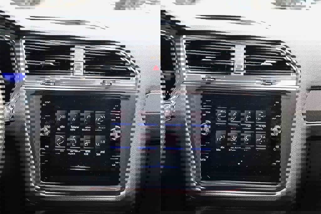 Used 2023 Volkswagen Tiguan SE R-Line image 15