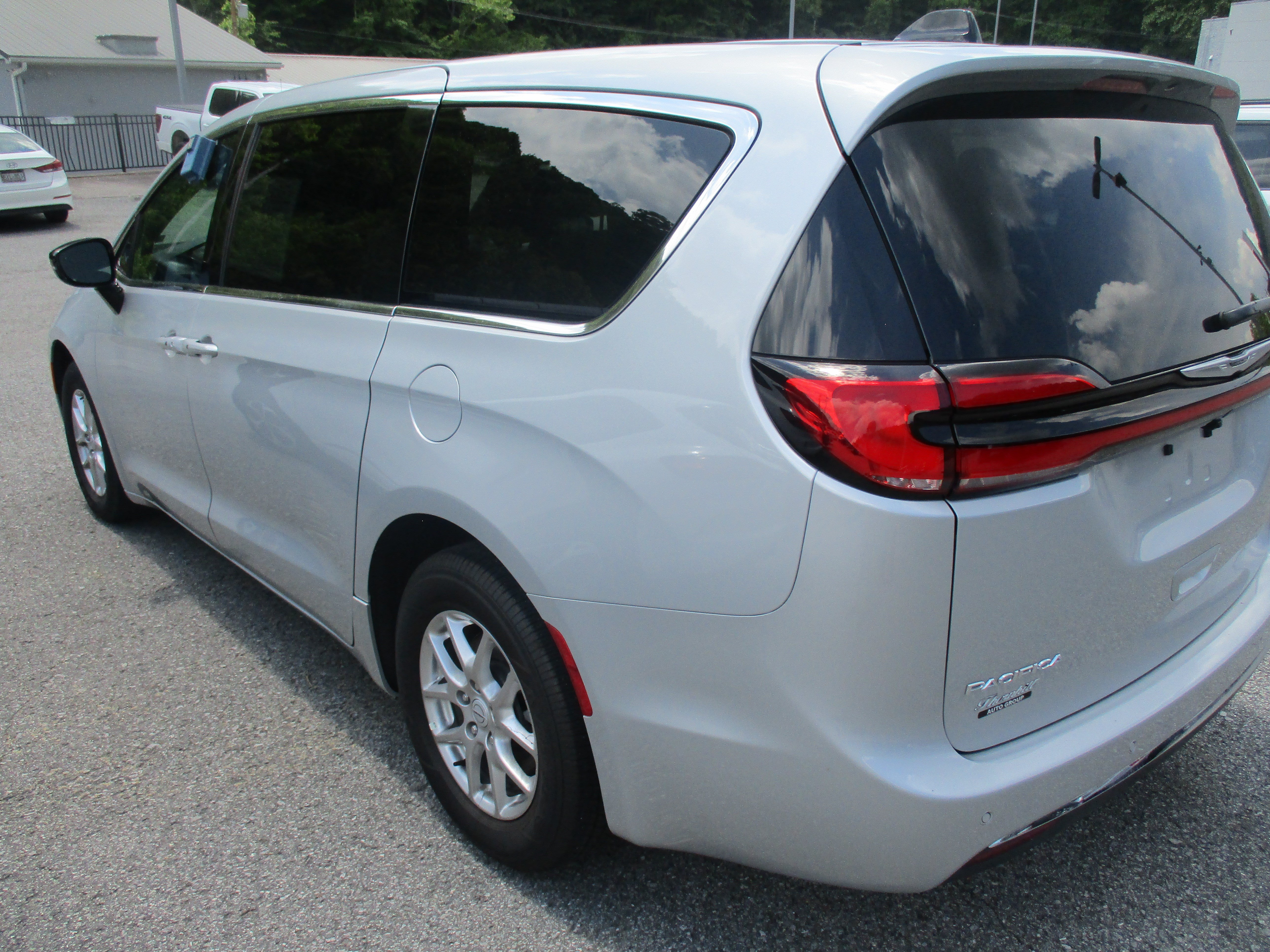 Used 2026 Chrysler Pacifica Select FWD image 6