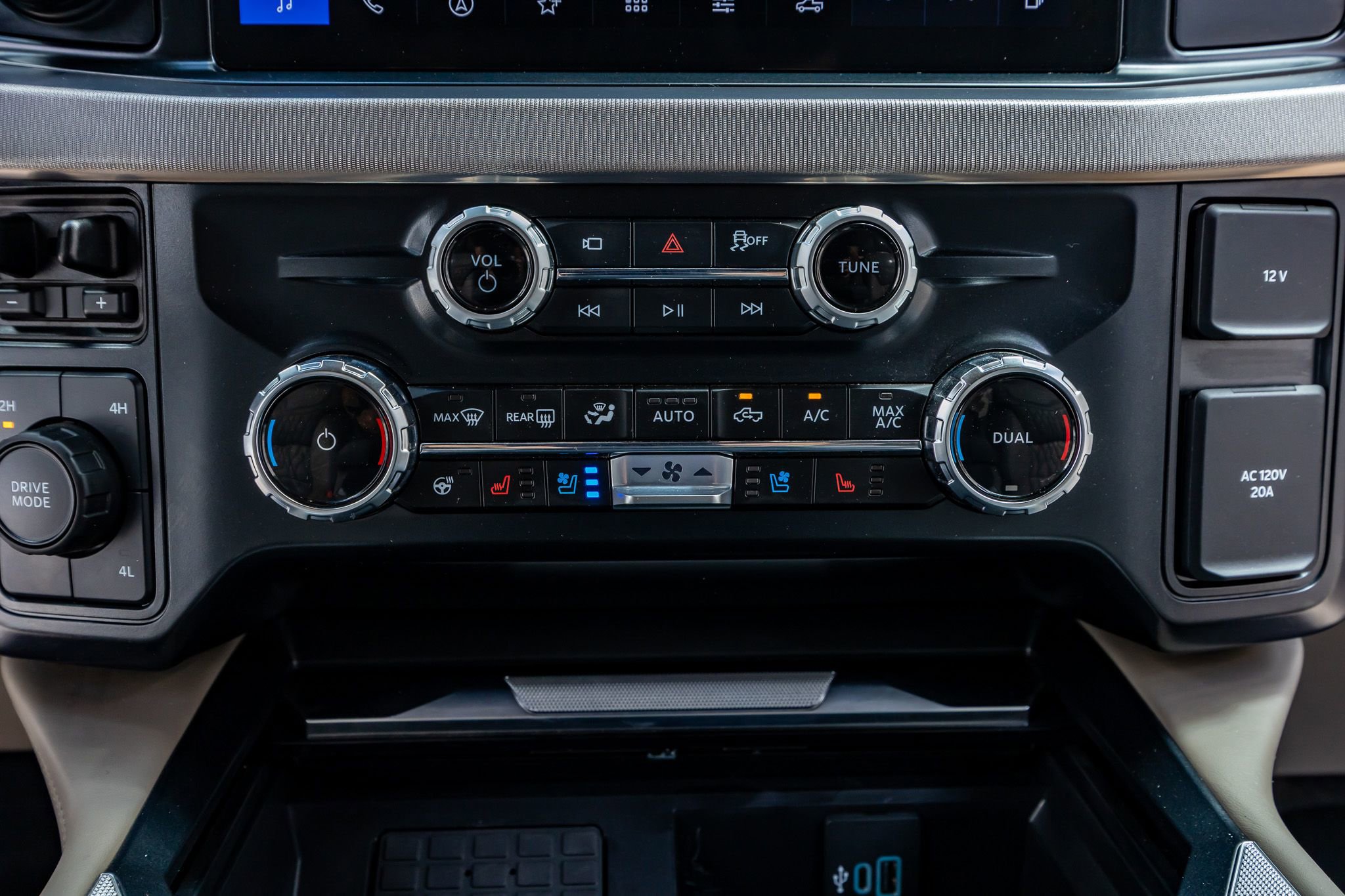 Used 2025 Ford F350 Platinum w/ Platinum Plus Package image 28