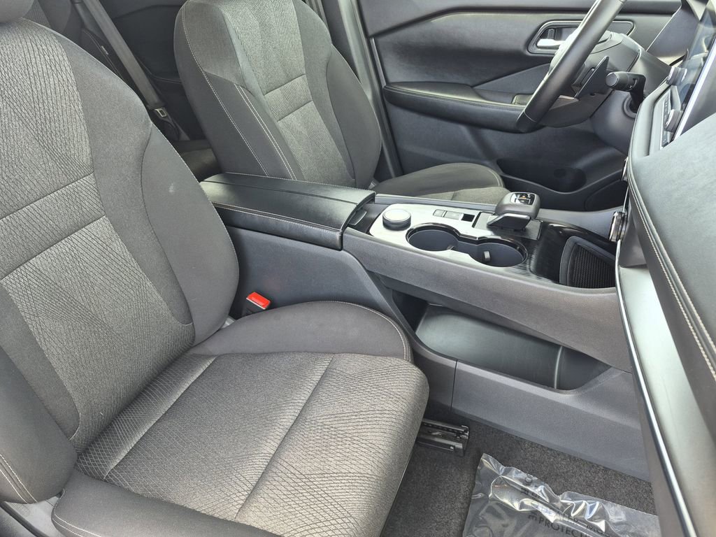 Used 2025 Nissan Rogue SV AWD/4WD image 16