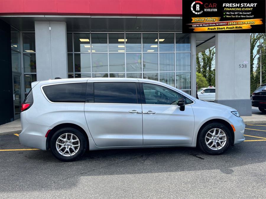 Used 2024 Chrysler Pacifica Touring-L image 9