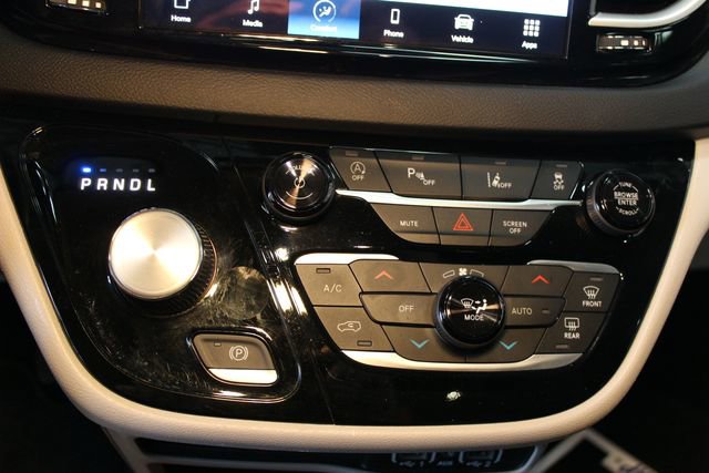 Used 2024 Chrysler Pacifica Touring-L FWD image 27