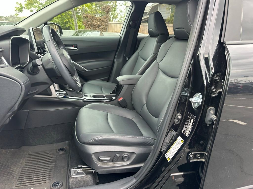 Used 2023 Toyota Corolla Cross XLE w/ Convenience Package image 12