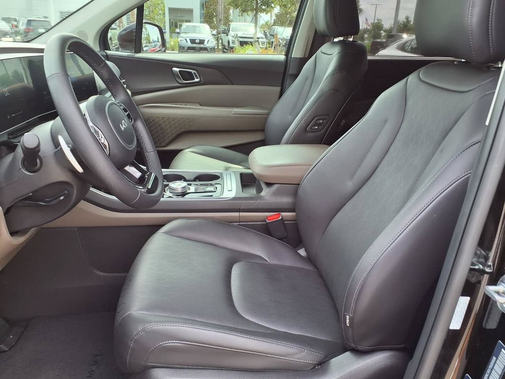 Used 2025 Kia Carnival EX FWD image 28