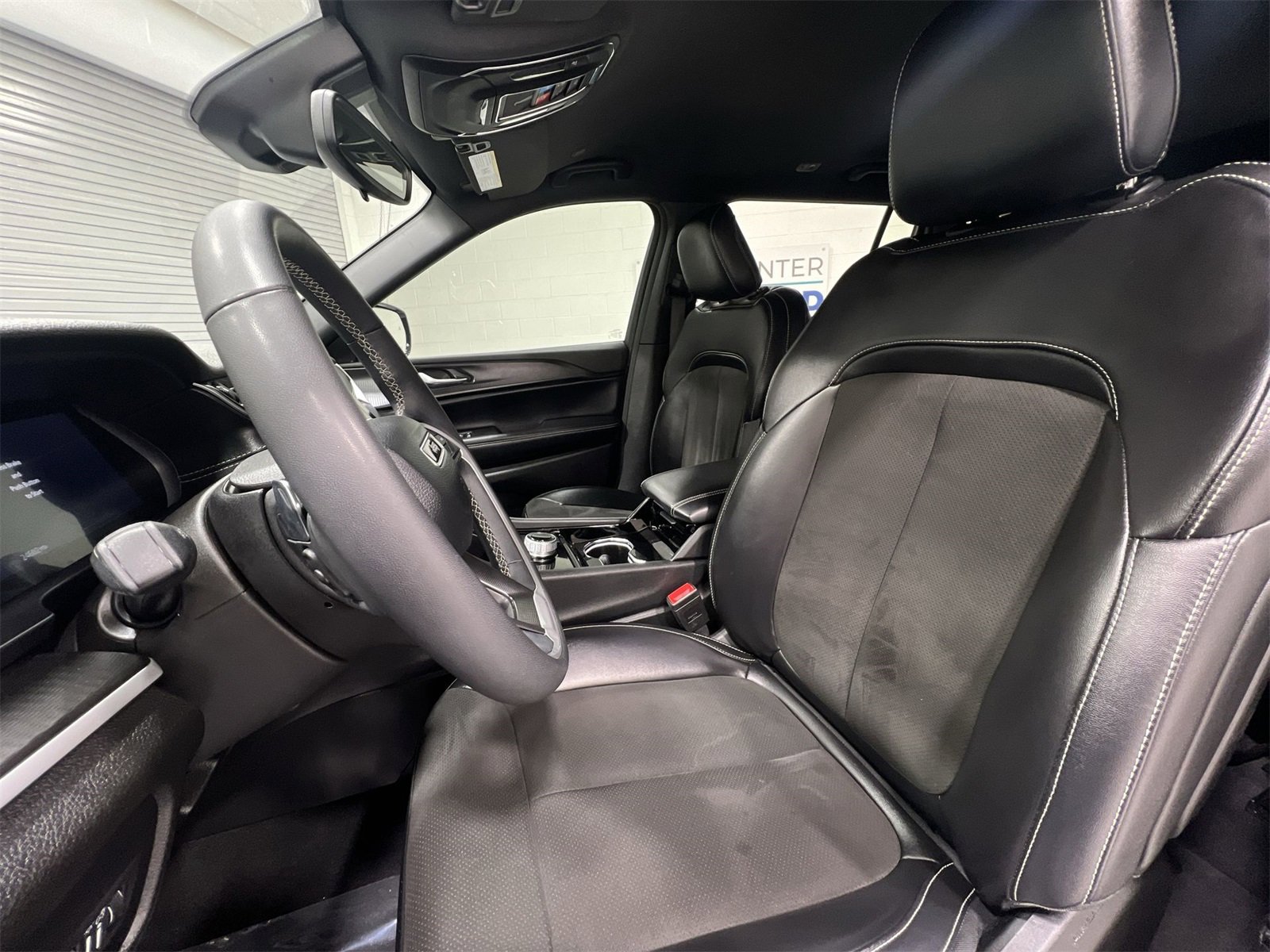 Used 2023 Jeep Grand Cherokee L Laredo image 11