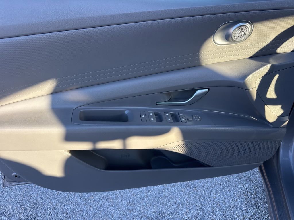 Used 2021 Hyundai Elantra SE image 16