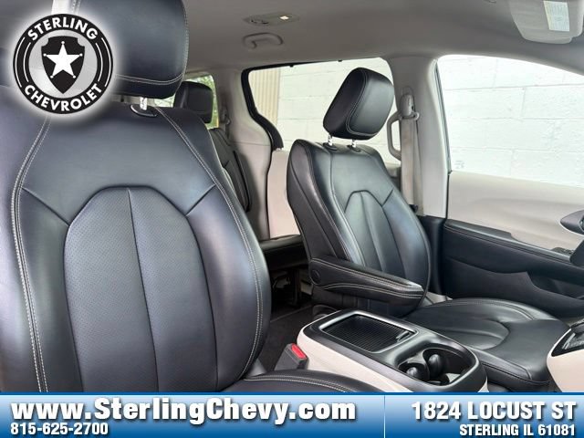 Used 2023 Chrysler Pacifica Touring-L FWD image 12