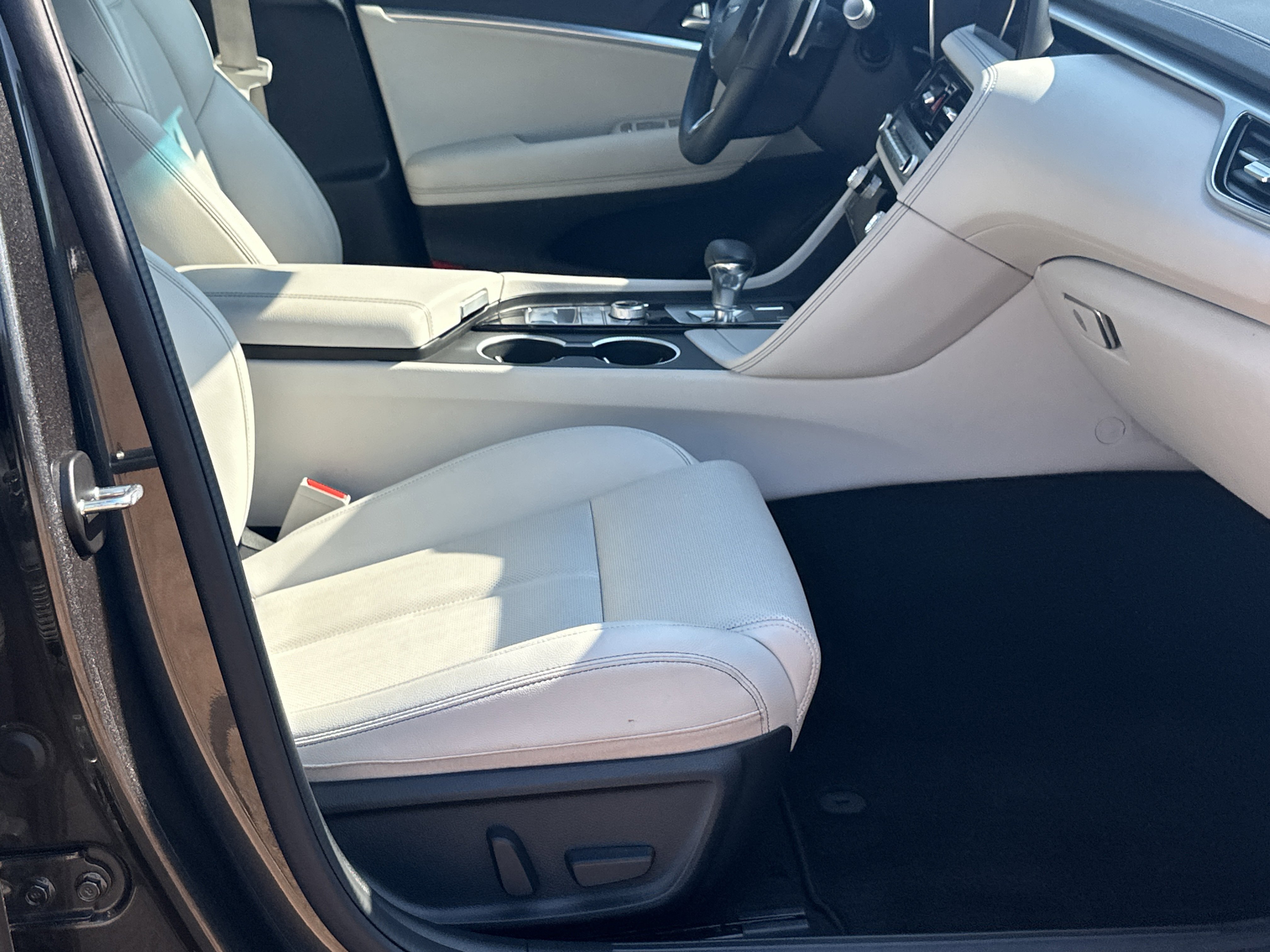 Used 2025 Genesis G70 2.5T image 13