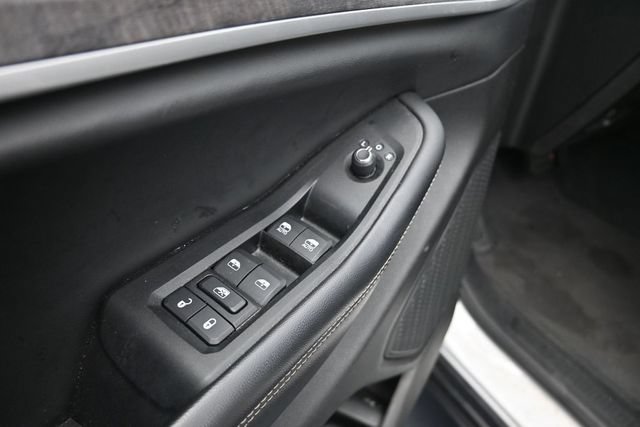 Used 2023 Jeep Grand Cherokee Limited w/ Black Appearance Package AWD/4WD image 13
