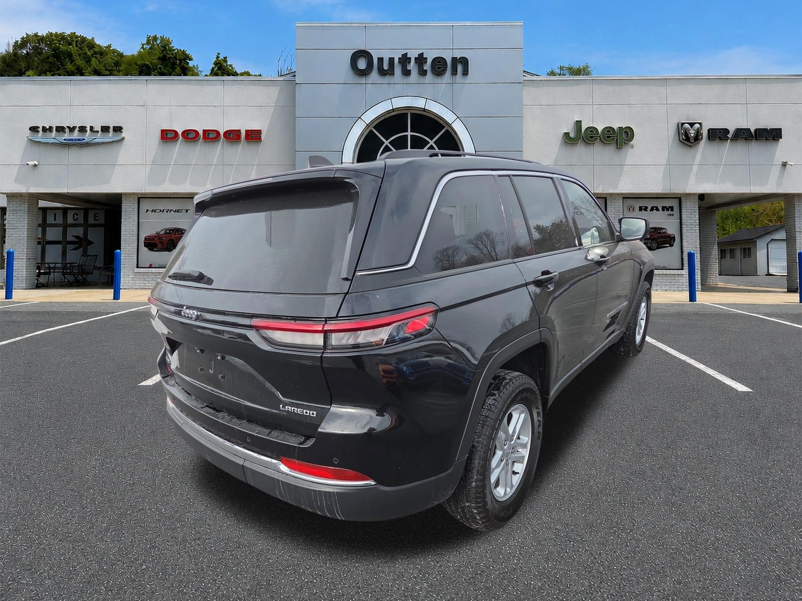 Used 2023 Jeep Grand Cherokee Laredo AWD/4WD image 4