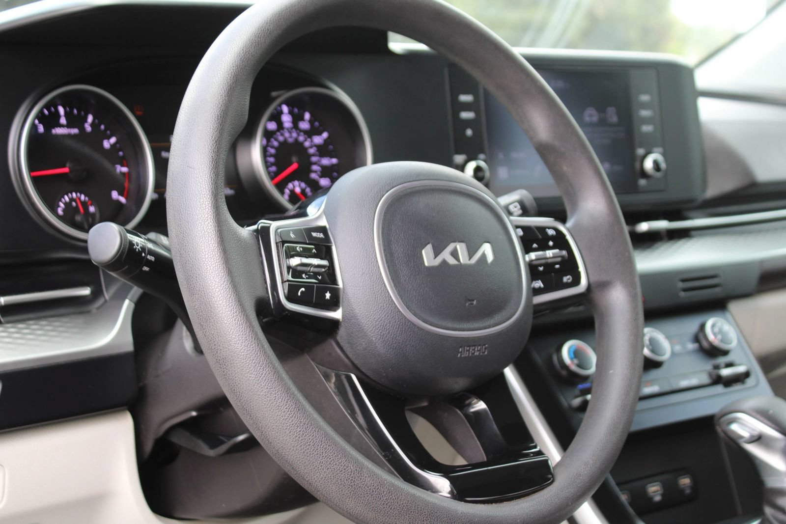 Used 2024 Kia Carnival LX FWD image 8