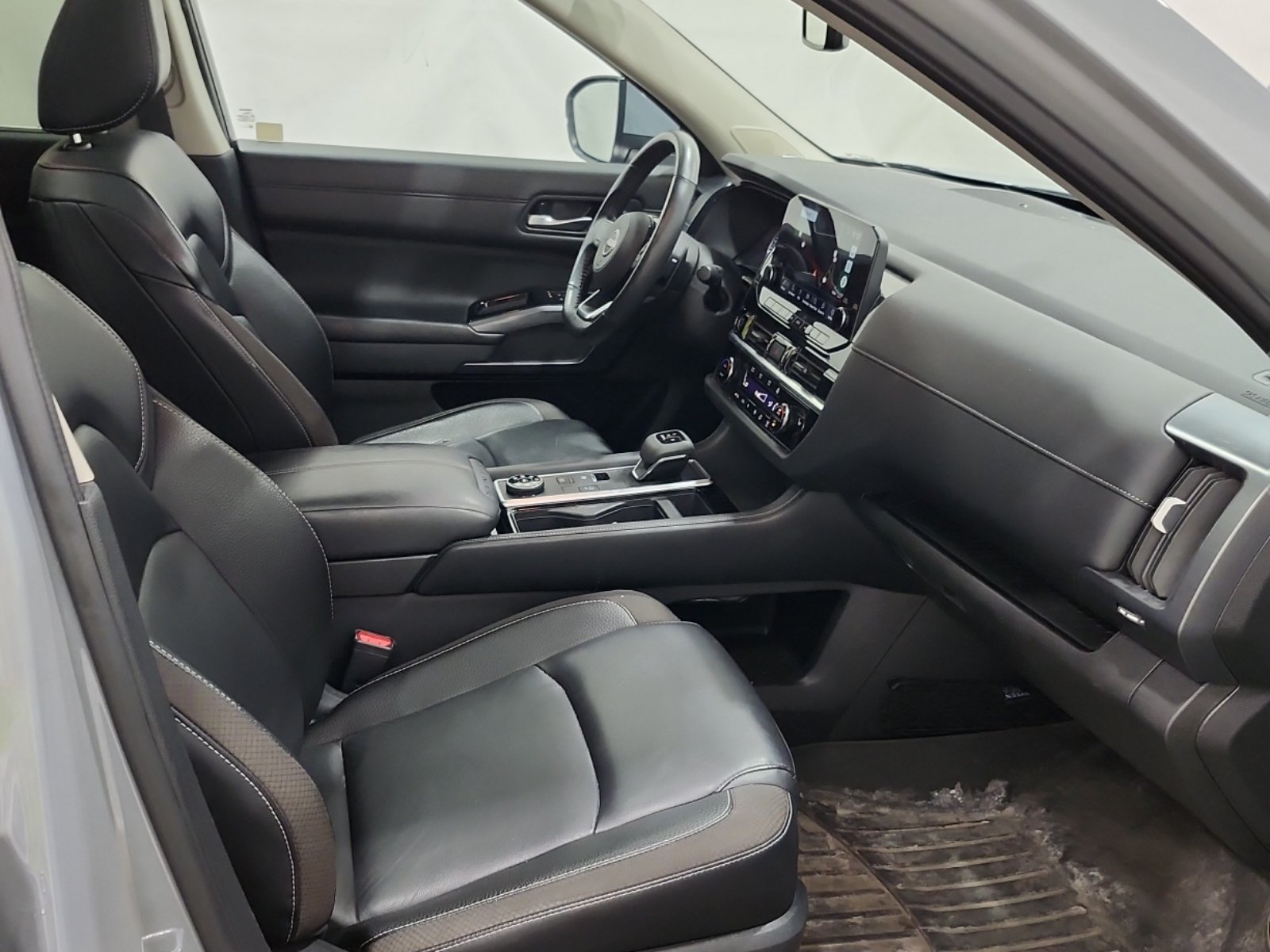 Used 2023 Nissan Pathfinder SL AWD/4WD image 13