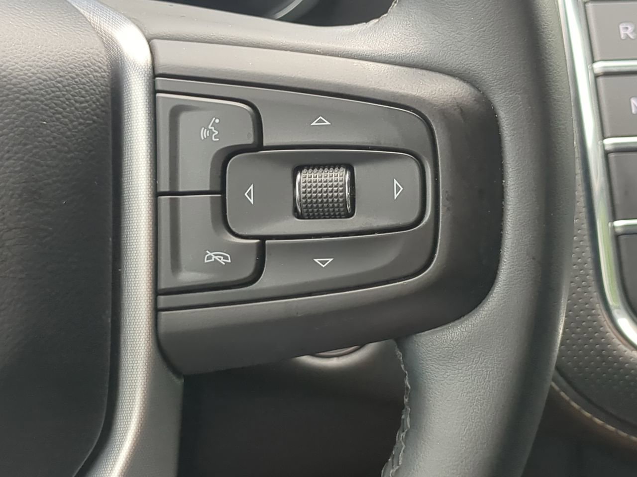 Used 2023 GMC Yukon XL SLT RWD image 25