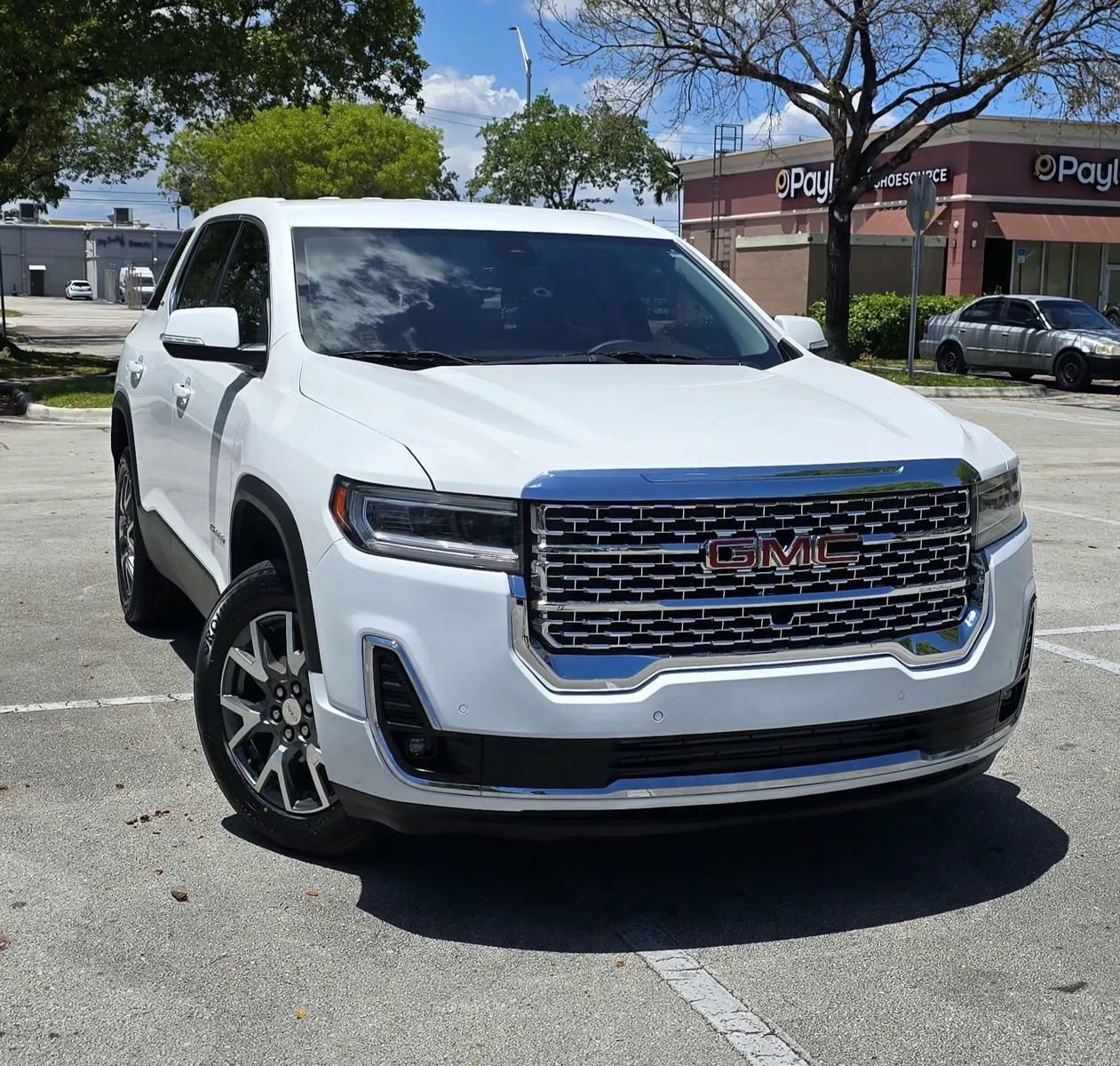 Used 2022 GMC Acadia SLE FWD image 4