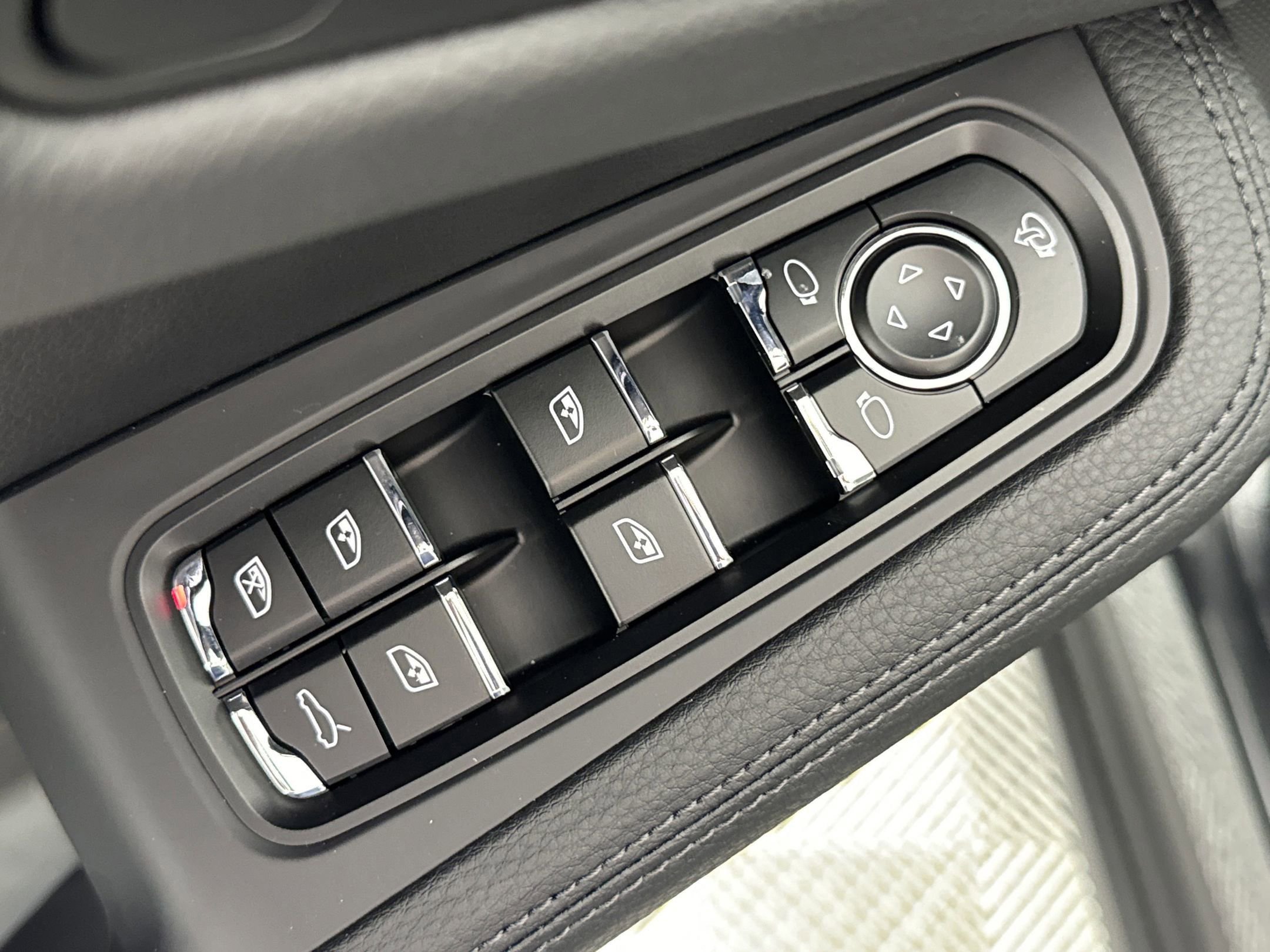 Certified 2025 Porsche Macan image 13