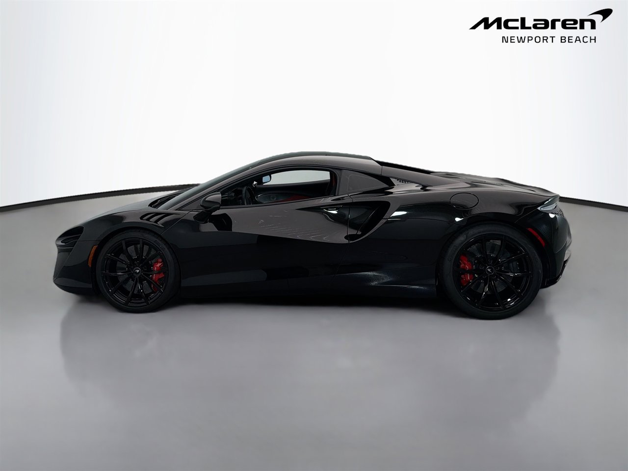 Used 2023 McLaren Artura RWD image 4
