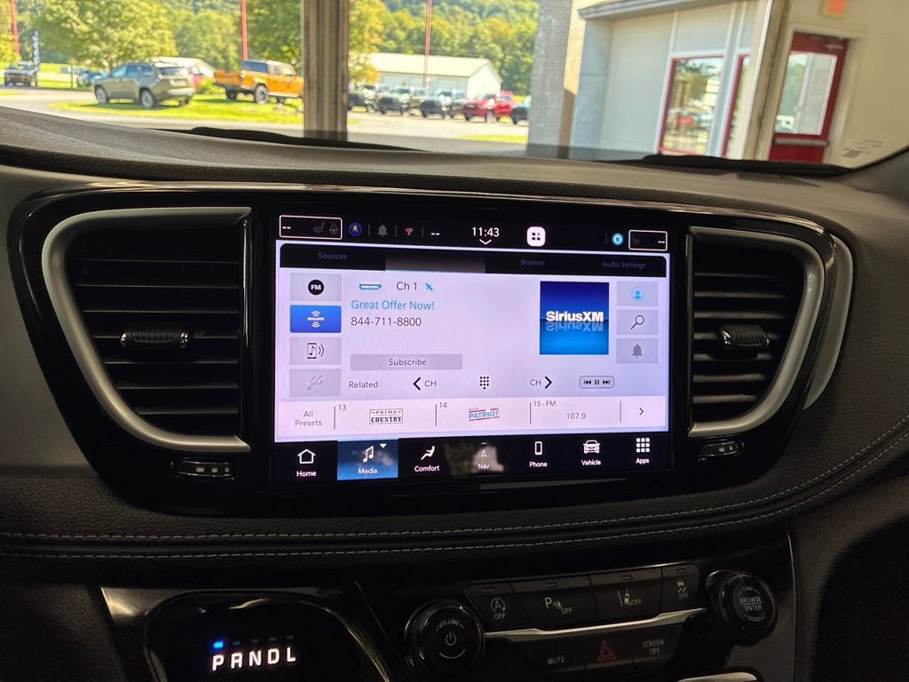 Certified 2025 Chrysler Pacifica Limited FWD image 59