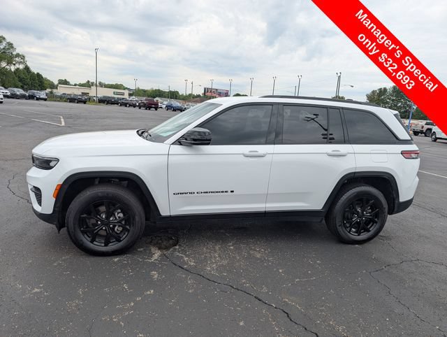 Used 2025 Jeep Grand Cherokee Altitude AWD/4WD image 4